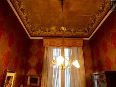 L�appartamento, dalle volte altissime che arrivano a cinque metri...